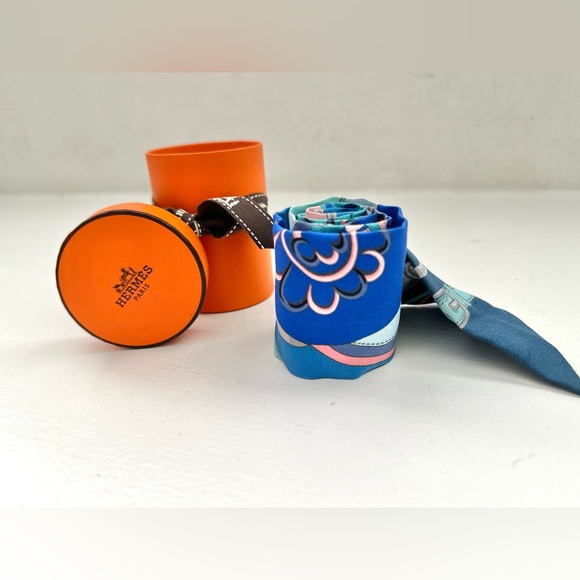 ❤️SOLD❤️ Auth HERMES Blue Abstract Twilly Silk Ribbon 34” x 2” - Picture 5 of 16